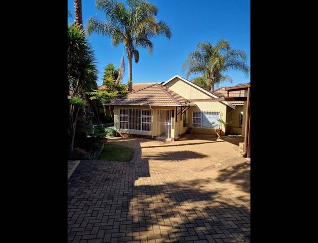 3 BEDROOM PROPERTY TO RENT IN VAN RIEBEECK PARK
